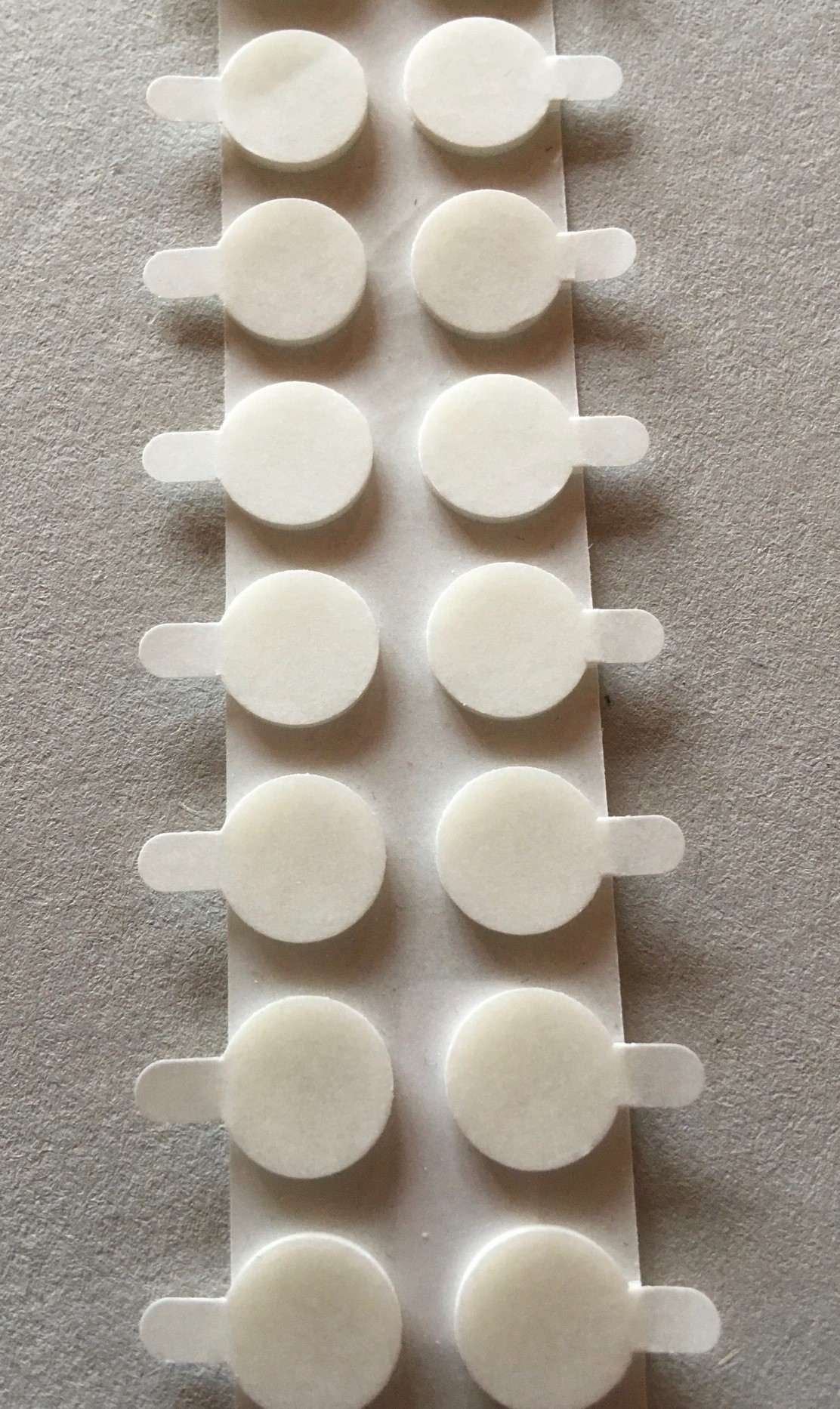 Doppelklebepunkte, 10 mm mit Anfasslasche