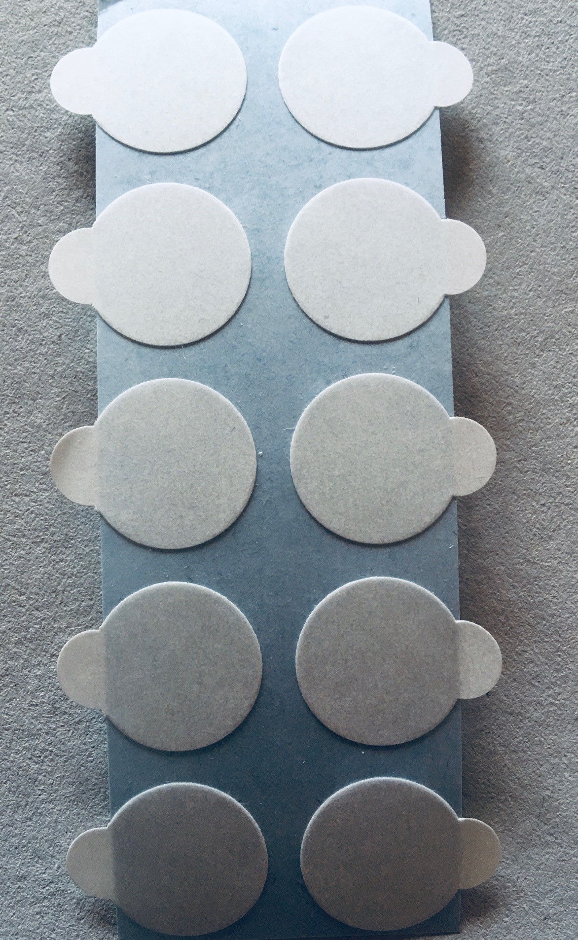 Doppelklebepunkte, 15 mm mit Anfasslasche