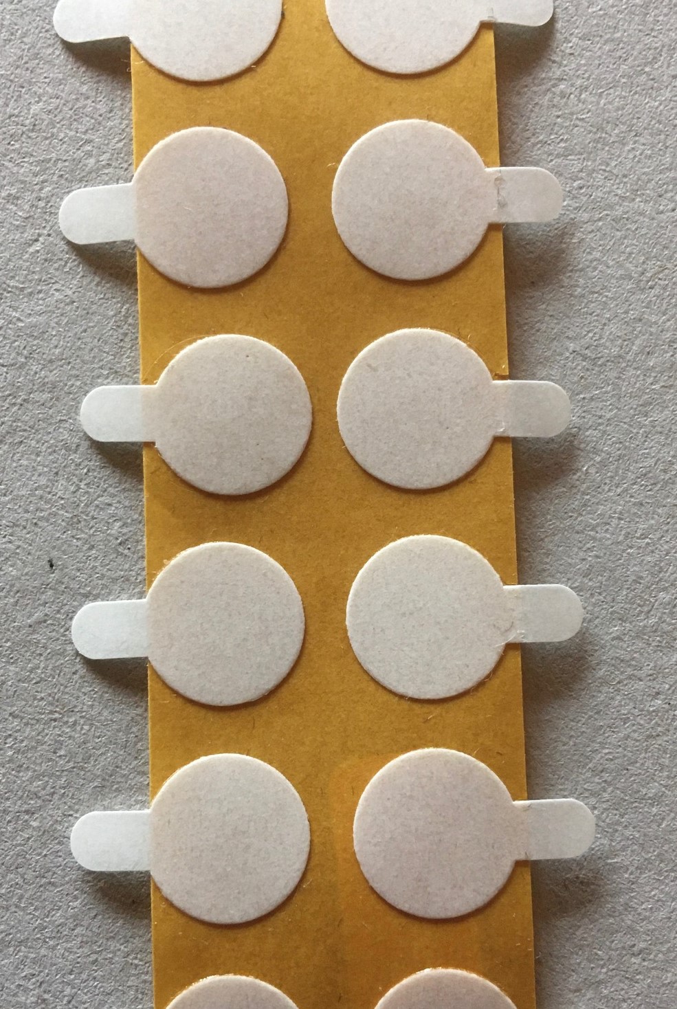 Doppelklebepunkte, 10 mm mit Anfasslasche
