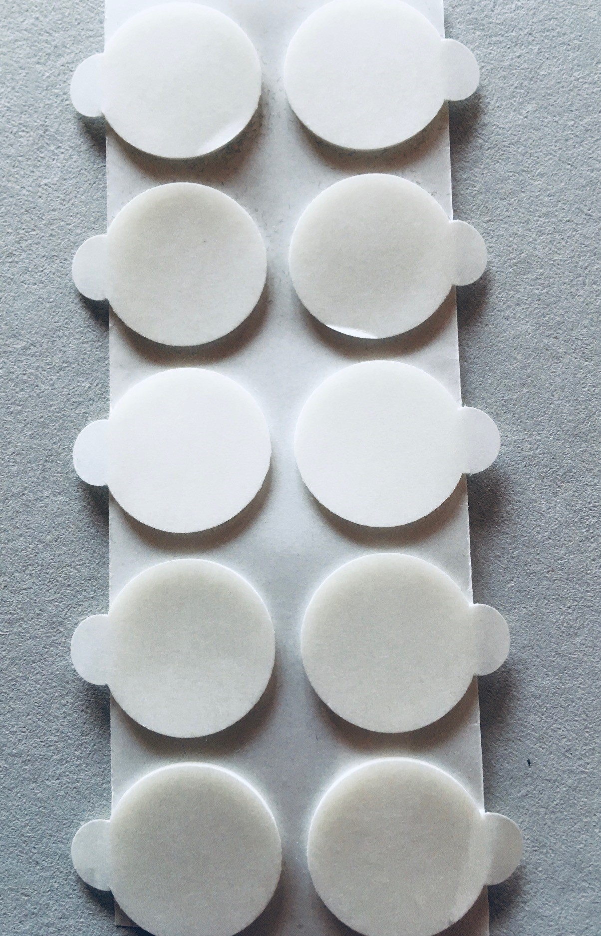 Doppelklebepunkte, 20 mm mit Anfasslasche