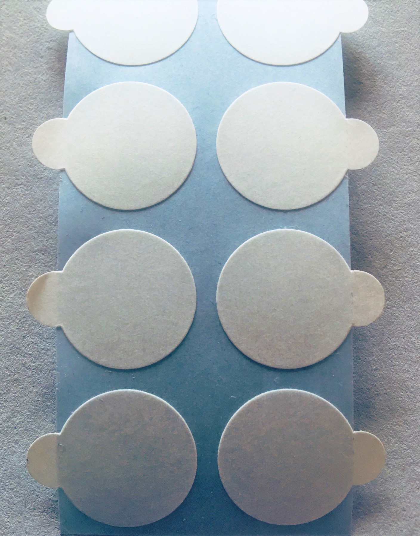 Doppelklebepunkte, 20 mm mit Anfasslasche